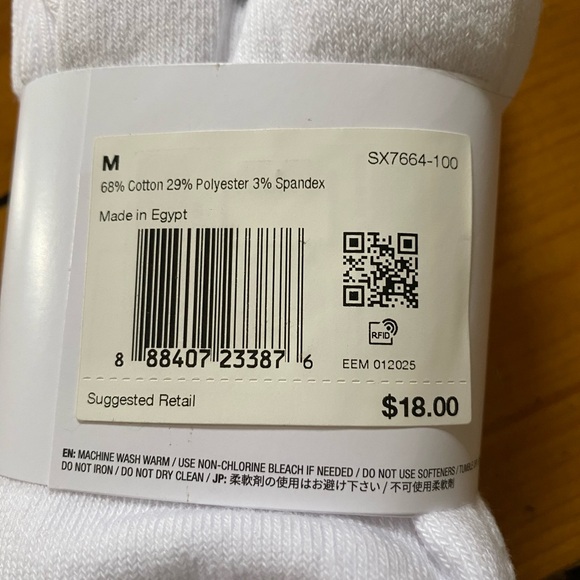 Nike Everyday White Crew Socks with Black Swoosh NWT women’s size 6-10 3 pairs - Picture 4 of 4